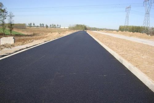 沥青路面的噪声比水泥路面上的小，为什么呢？